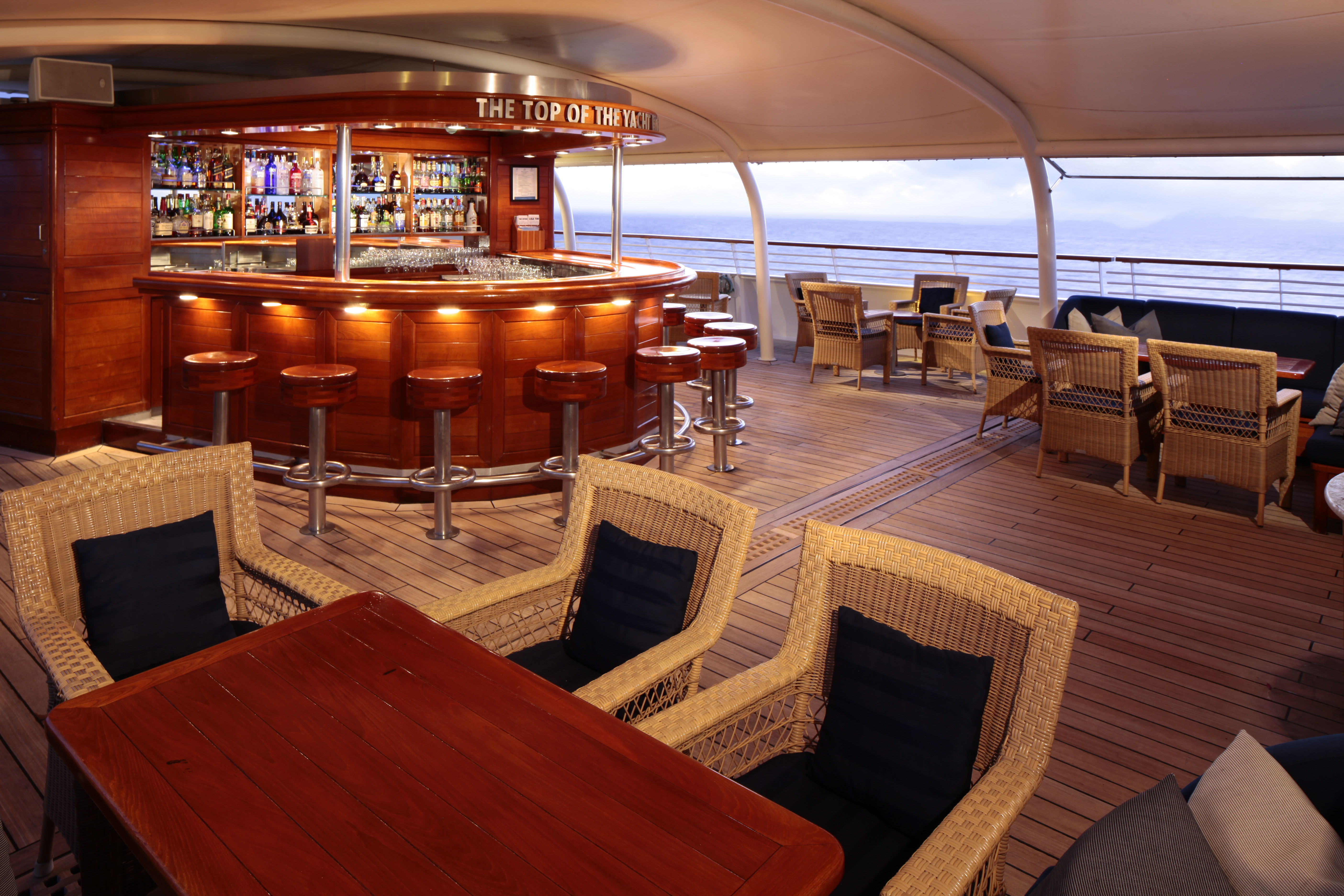 Ресторан палуба. Яхта SEADREAM. SEADREAM Yacht Club. Ресторан на палубе корабля. Бар на круизном лайнере.